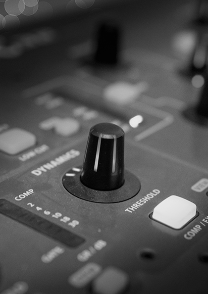 A close up of the knob on an electronic device.